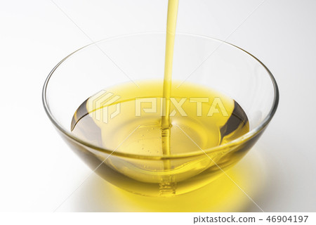 將橄欖油倒入碗中 將橄欖油倒入碗中 46904197
