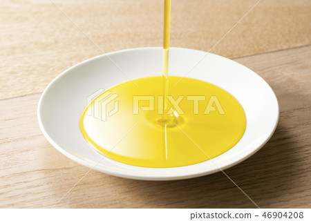 將橄欖油倒入碗中 46904208
