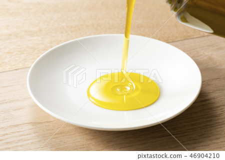 將橄欖油倒入碗中 46904210