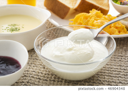 Breakfast yogurt 46904348