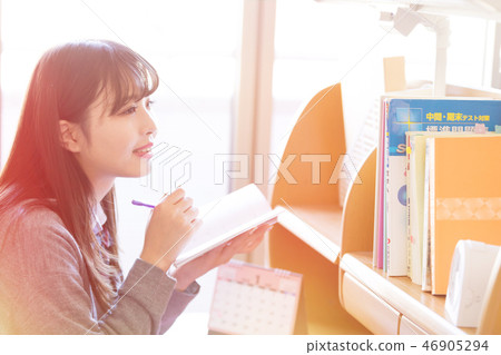 Female student 46905294