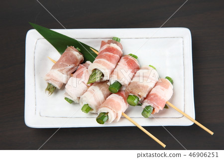 蘆筍和蘑菇卷豬肉 蘆筍和蘑菇卷豬肉 46906251