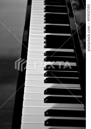 早晨太陽的鋼琴鍵盤 46908560