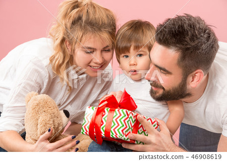 happy family with kid together and smiling at camera isolated on pink happy family with kid together and smiling at camera isolated on pink 46908619