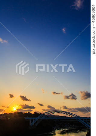 Sunset on the Shinseikai Bridge [Sasebo City, Saikai City, Nagasaki Prefecture] 46909004