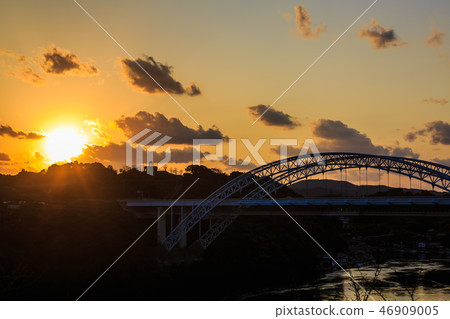 Sunset on the Shinseikai Bridge [Sasebo City, Saikai City, Nagasaki Prefecture] 46909005