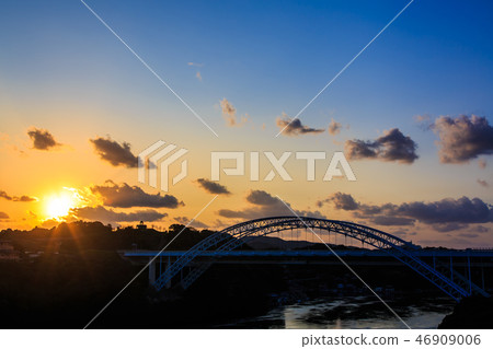 Sunset on the Shinseikai Bridge [Sasebo City, Saikai City, Nagasaki Prefecture] 46909006