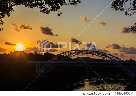 Sunset on the Shinseikai Bridge [Sasebo City, Saikai City, Nagasaki Prefecture] 46909007