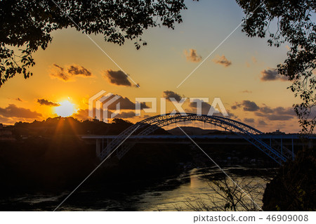Sunset on the Shinseikai Bridge [Sasebo City, Saikai City, Nagasaki Prefecture] 46909008