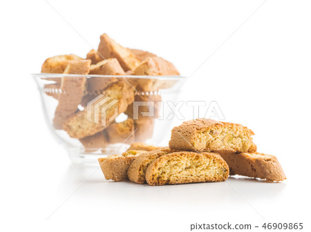 Sweet cantuccini biscuits. 46909865