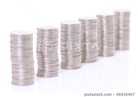 100 yen coin stacked at the same height 46910407