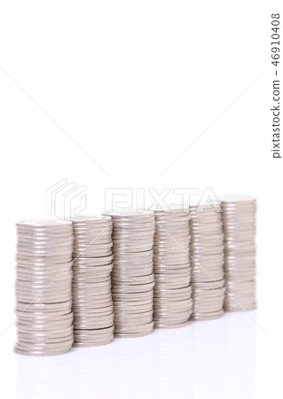 100 yen coin stacked at the same height 100 yen coin stacked at the same height 46910408