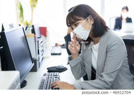 健康狀況不佳面膜感冒病 健康狀況不佳面膜感冒病 46912704