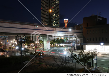在高速公路後看見的神戶口岸塔 在高速公路後看見的神戶口岸塔 46913367