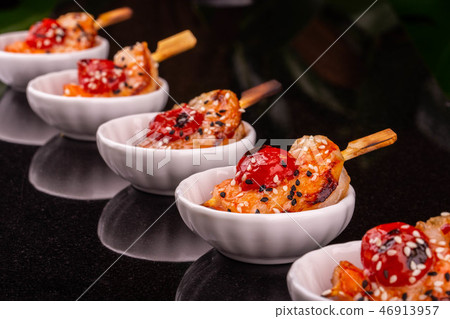 Giving of shrimps under hot sauce in sesame 46913957