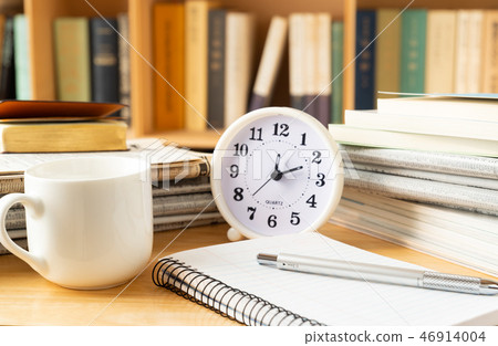 書架筆記本成堆的材料研究商業手錶研究 書架筆記本成堆的材料研究商業手錶研究 46914004