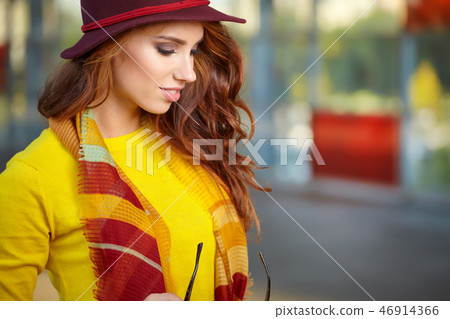Woman in autumn city 46914366