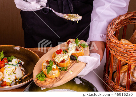 Giving of sandwiches in cheese sauce 46916280