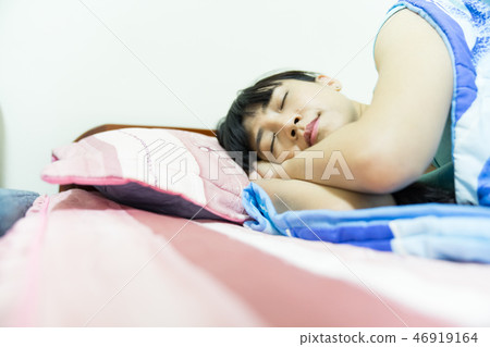 亞洲台灣中國女性 睡覺 溫馨 鬧鐘 賴床 起床 46919164