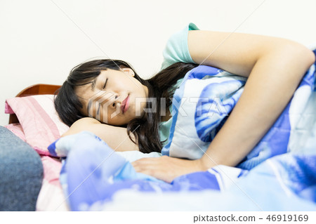 亞洲台灣中國女性 睡覺 溫馨 鬧鐘 賴床 起床 46919169