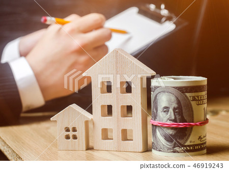 Real estate agent. Property valuation. Real estate agent. Property valuation. 46919243