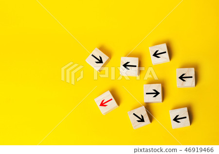 Wooden blocks with red arrow facing the opposite 46919466