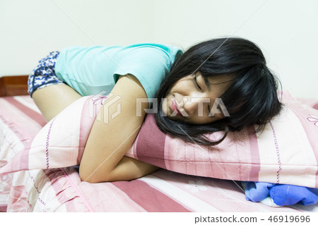 這是一個單身女性女性睡在地板上。不穿衣服。可能是肚子痛,月亮。 這是一個單身女性女性睡在地板上。不穿衣服。可能是肚子痛,月亮。 46919696
