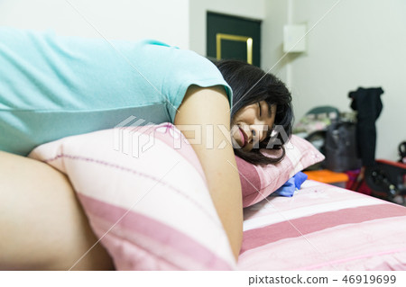 這是一個單身女性女性睡在地板上。不穿衣服。可能是肚子痛,月亮。 這是一個單身女性女性睡在地板上。不穿衣服。可能是肚子痛,月亮。 46919699