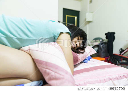 這是一個單身女性女性睡在地板上。不穿衣服。可能是肚子痛,月亮。 這是一個單身女性女性睡在地板上。不穿衣服。可能是肚子痛,月亮。 46919700