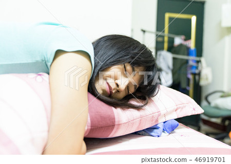 這是一個單身女性女性睡在地板上。不穿衣服。可能是肚子痛,月亮。 這是一個單身女性女性睡在地板上。不穿衣服。可能是肚子痛,月亮。 46919701