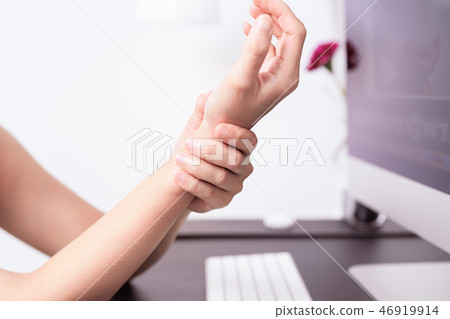 woman wrist arm pain, office syndrome woman wrist arm pain, office syndrome 46919914