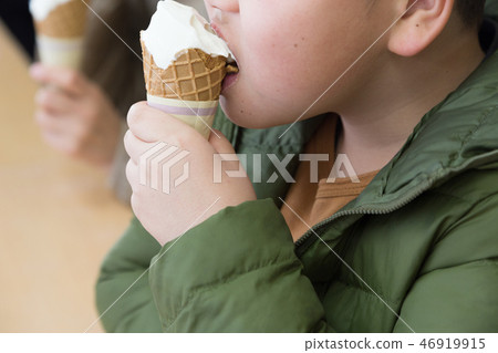 孩子舔軟奶油 46919915
