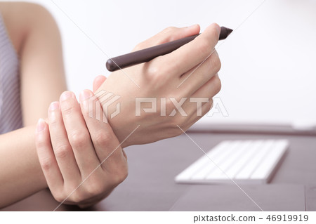 woman wrist arm pain, office syndrome 46919919