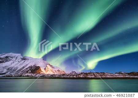 Aurora borealis on the Lofoten islands, Norway. 46921087