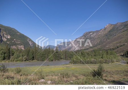 Waves, spray and foam, river Katun in Altai  46922519