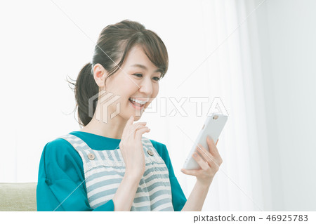 Housewife, housewife, smartphone 46925783