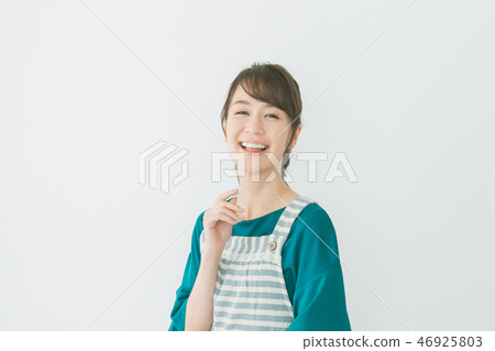 主婦 家庭主婦 笑容 46925803