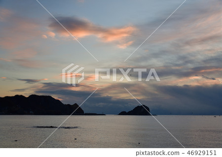 Taking a picture of the winter sunrise of Toi coast in Hakodate city, Hokkaido Taking a picture of the winter sunrise of Toi coast in Hakodate city, Hokkaido 46929151