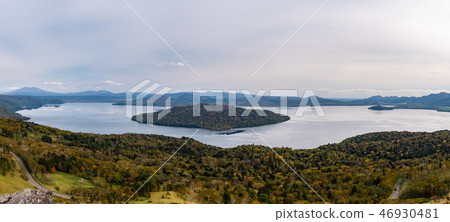 北海道屈斜路湖的秋葉美景以及從美幌峠眺望的壯麗景色。 北海道屈斜路湖的秋葉美景以及從美幌峠眺望的壯麗景色。 46930481