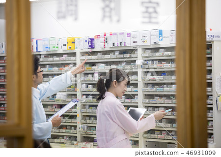 Dispensing pharmacist medical image 46931009
