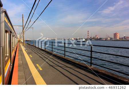 在鶴見線Kaishibaura站停靠的上坡列車和京濱運河(1) 在鶴見線Kaishibaura站停靠的上坡列車和京濱運河(1) 46931262