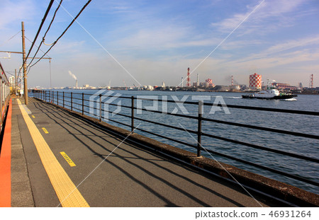 在鶴見線Kaishibaura站停靠的上坡列車和京濱運河(3) 在鶴見線Kaishibaura站停靠的上坡列車和京濱運河(3) 46931264