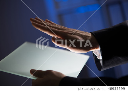 Man using tablet 46933599