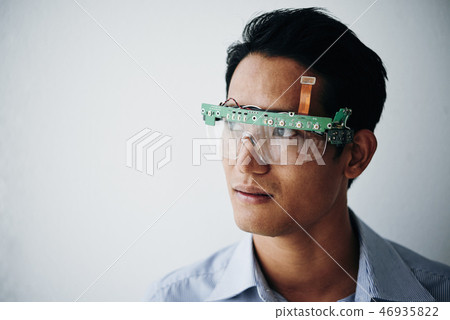 Electronics engineer 46935822