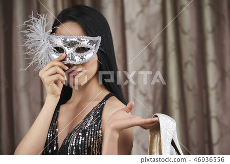 Pretty woman with carnival mask Pretty woman with carnival mask 46936556
