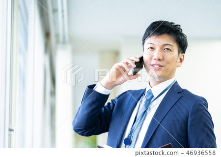 叫一個年輕商人的男性僱員 46936558