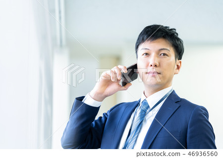 叫一個年輕商人的男性僱員 46936560