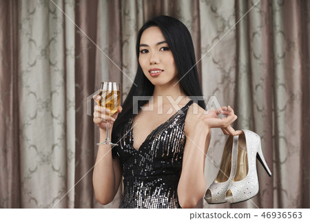 Beautiful young woman Beautiful young woman 46936563