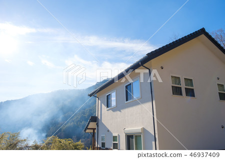 Stucco and large roof house 46937409