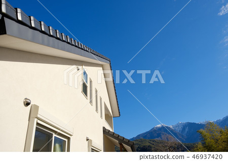 Stucco and large roof house 46937420